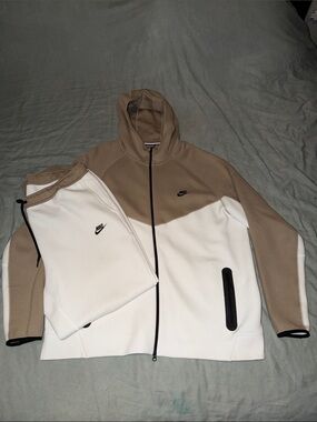 Nike Men’s Beige and White Full-Zip Performance Hoodie Jacket